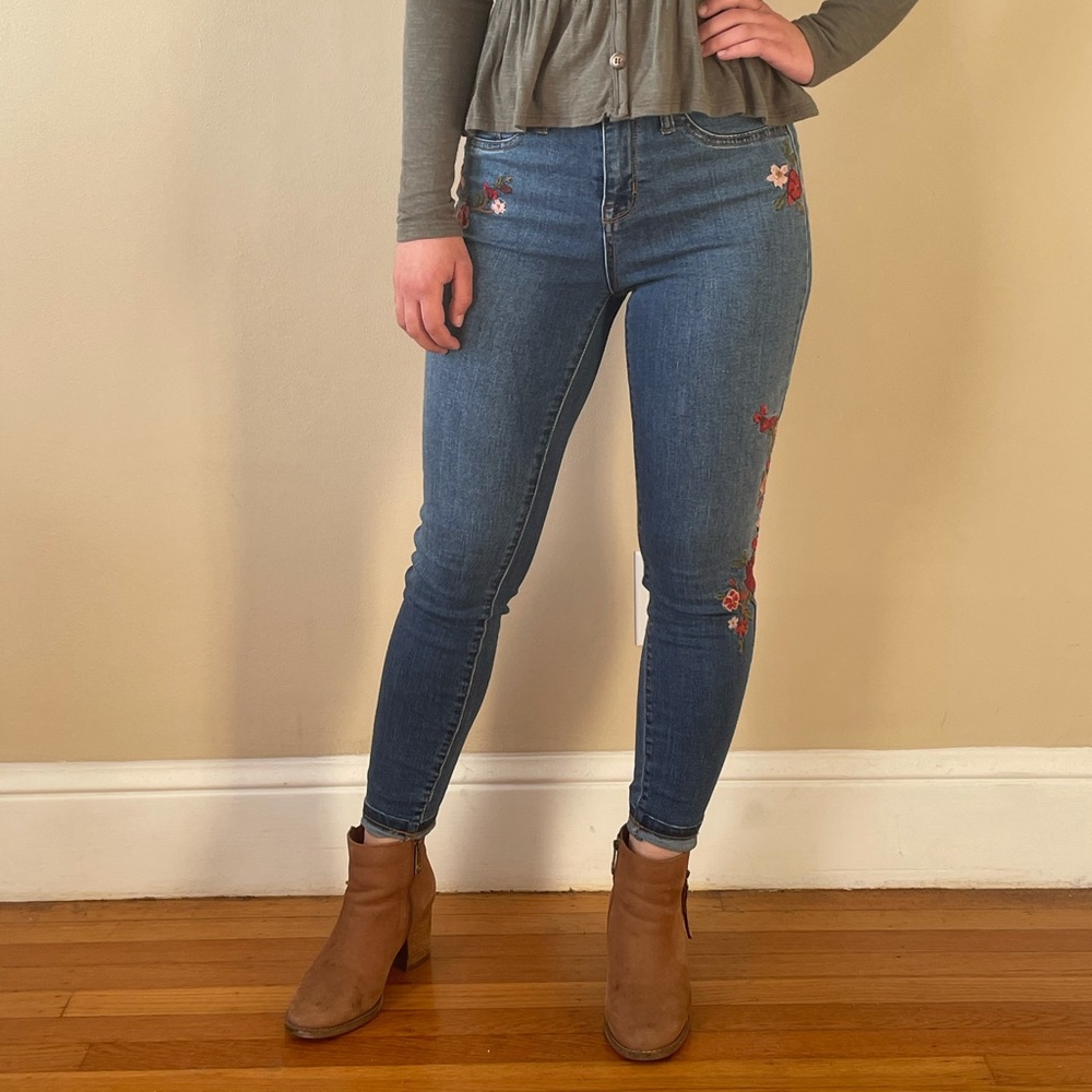 Floral Embroidered Jeans - Picture 4 of 5